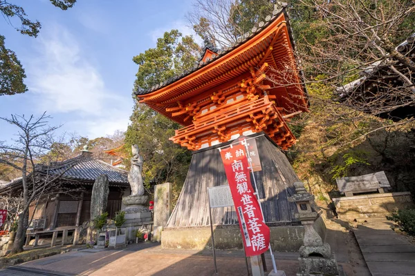 Wakayama, Japonia-Marzec. 27, 2019: Beautiful Kimiidera (Świątynia Kimii) wiosną z Sakara (Cherry Blossom) Bud, wiosenny obraz podróży w Wakayama — Zdjęcie stockowe