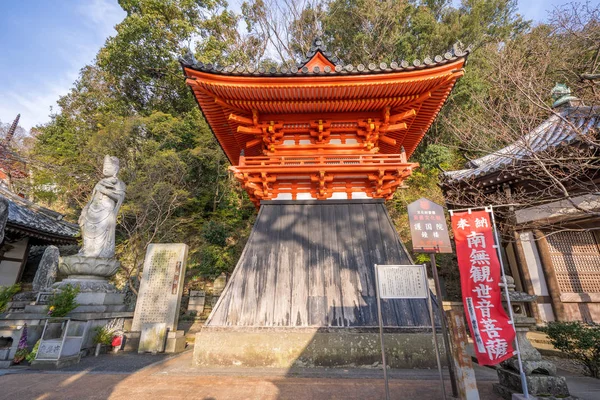 Wakayama, Japonsko-březen. 27, 2019: krásná Kimiidera (chrám Kimii) na jaře s sakarou (Kvetoucí třešeň), s obrázkem jarní cesty ve wakayamu — Stock fotografie