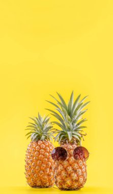 Yaratıcı ananas güneş gözlüğü ve kabuk sarı arka plan, yaz tatili plaj fikir tasarım desen izole ile arıyor, kopya alanı yakın