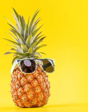 Yaratıcı ananas güneş gözlüğü ve kabuk sarı arka plan, yaz tatili plaj fikir tasarım desen izole ile arıyor, kopya alanı yakın