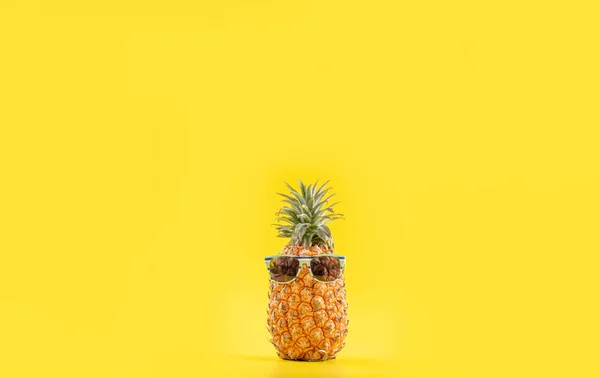 Piña creativa mirando hacia arriba con gafas de sol y concha aislada sobre fondo amarillo, patrón de diseño de idea de playa de vacaciones de verano, espacio de copia de cerca —  Fotos de Stock