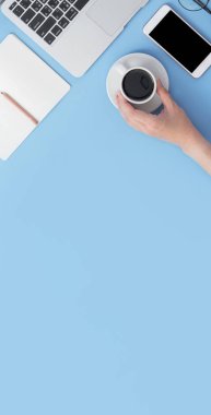 İş konsepti. Temiz parlak ışık mavi ofis masa masası, dizüstü kahve ve akıllı telefon ile minimal tarzı, kopya alanı, üst görünüm, düz yatıyordu, mockup
