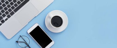İş konsepti. Temiz parlak ışık mavi ofis masa masası, dizüstü kahve ve akıllı telefon ile minimal tarzı, kopya alanı, üst görünüm, düz yatıyordu, mockup
