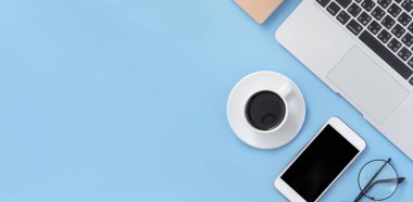 İş konsepti. Temiz parlak ışık mavi ofis masa masası, dizüstü kahve ve akıllı telefon ile minimal tarzı, kopya alanı, üst görünüm, düz yatıyordu, mockup