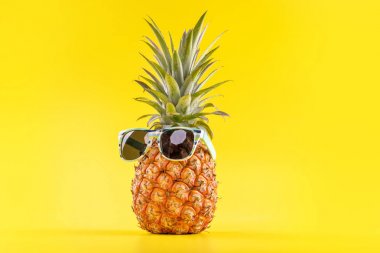 Sarı arka plan, yaz tatili plaj fikir tasarım desen izole güneş gözlüğü ile Yaratıcı ananas, kopya alanı, yakın, metin için boş