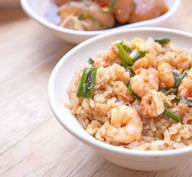 Pirinç üzerinde kızarmış karides - Tayvan ünlü geleneksel sokak gıda. Pişmiş pilavın üzerine soya haşlanmış karides. Seyahat konsepti, üst görünüm, kopyalama alanı, yakın çekim