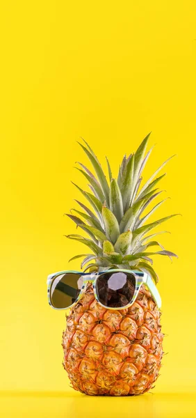 Creative ananas med solglasögon isolerade på gul bakgrund, sommarsemester strand idé designmönster, kopiera utrymme, närbild, tom för text — Stockfoto