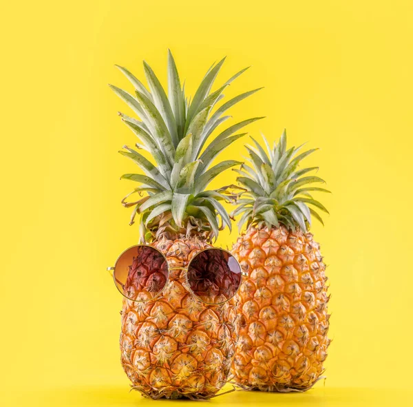 Creative ananas med solglasögon isolerade på gul bakgrund, sommarsemester strand idé designmönster, kopiera utrymme, närbild, tom för text — Stockfoto