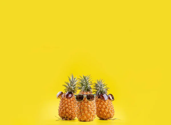 Креативные сосны с солнцезащитными очками, изолированными на желтом фоне, дизайн идеи пляжа для летнего отдыха, пространство для копирования, крупный план, бланк для текста — стоковое фото