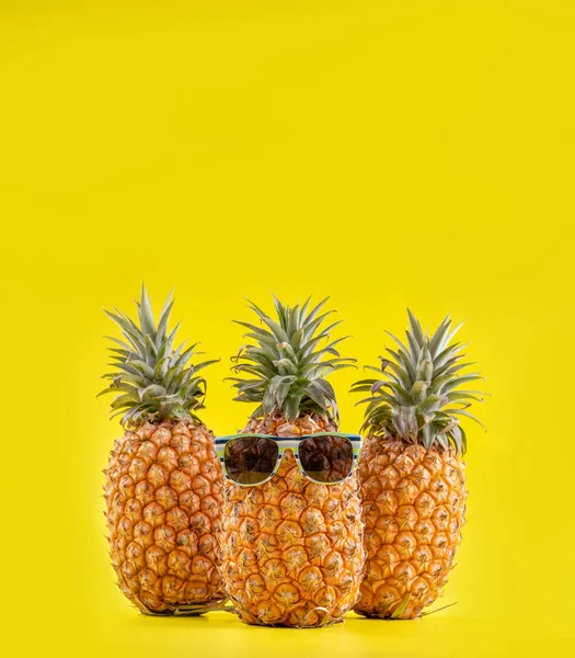 Creative ananas med solglasögon isolerade på gul bakgrund, sommarsemester strand idé designmönster, kopiera utrymme, närbild, tom för text — Stockfoto
