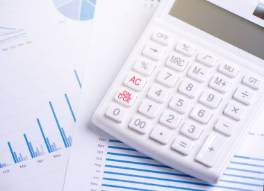 Grafik ve grafik ile beyaz hesap makinesi ve rapor, yıllık finansal kar genel bakış kavramı, bankacılık ve yatırım, kopyalama alanı, makro, yakın