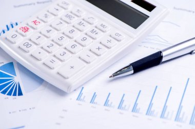 Grafik ve grafik ile beyaz hesap makinesi ve rapor, yıllık finansal kar genel bakış kavramı, bankacılık ve yatırım, kopyalama alanı, makro, yakın