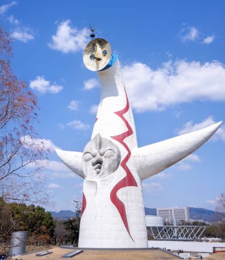 Osaka, Japonya - Mart. 26, 2019: Görkemli Güneş Kulesi, Taiyo No Bina, sembol Expo '70 Suita Expo Anma Parkı Bampaku (Banpaku)