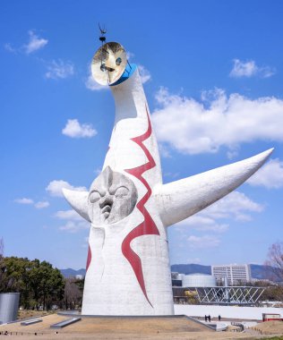 Osaka, Japonya - Mart. 26, 2019: Görkemli Güneş Kulesi, Taiyo No Bina, sembol Expo '70 Suita Expo Anma Parkı Bampaku (Banpaku)