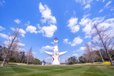Osaka, Japonya - Mart. 26, 2019: Görkemli Güneş Kulesi, Taiyo No Bina, sembol Expo '70 Suita Expo Anma Parkı Bampaku (Banpaku)
