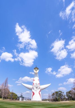 Osaka, Japonya - Mart. 26, 2019: Görkemli Güneş Kulesi, Taiyo No Bina, sembol Expo '70 Suita Expo Anma Parkı Bampaku (Banpaku)