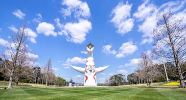 Osaka, Japonya - Mart. 26, 2019: Görkemli Güneş Kulesi, Taiyo No Bina, sembol Expo '70 Suita Expo Anma Parkı Bampaku (Banpaku)