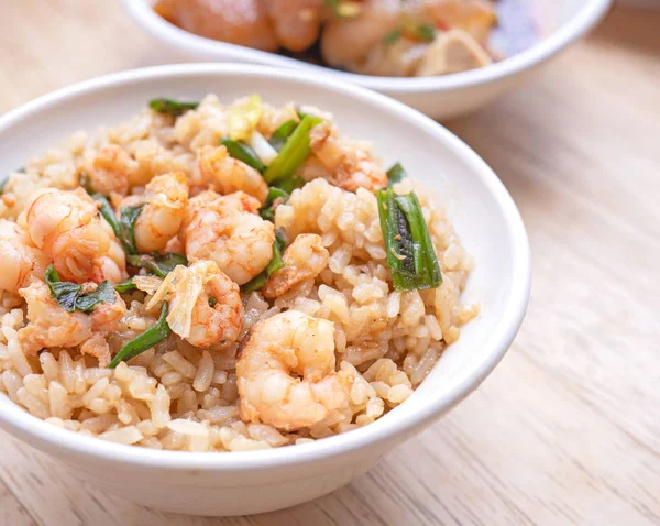 Camarão assado sobre arroz Taiwan famosa comida de rua tradicional. Camarão cozido em soja em arroz cozido. Conceito de viagem, vista superior, espaço de cópia, close — Fotografia de Stock