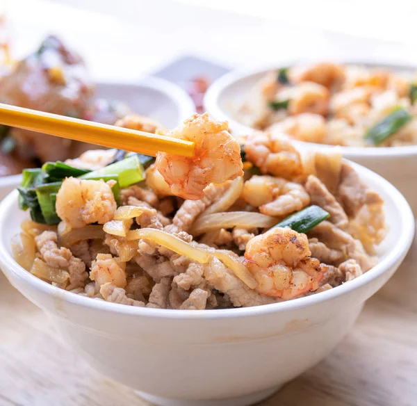 Udang rebus di atas nasi - makanan jalanan terkenal di Taiwan. Udang rebus kedelai dan irisan daging babi pada nasi yang dimasak. Konsep perjalanan, salin ruang, tutup — Stok Foto