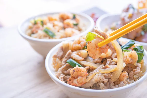 Udang rebus di atas nasi - makanan jalanan terkenal di Taiwan. Udang rebus kedelai dan irisan daging babi pada nasi yang dimasak. Konsep perjalanan, salin ruang, tutup — Stok Foto