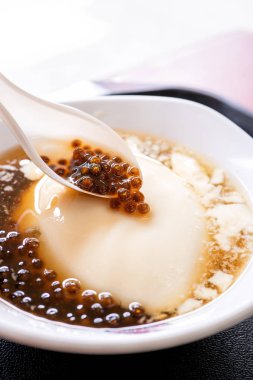 Popüler Tayvan gurme - Tatlı tapyoka inci topu (kabarcık) karışık fasulye lor tofu puding (douhua, dou hua) beyaz kase, yakın, yaşam tarzı
