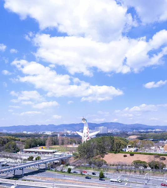 Osaka, Japão - Março. 26, 2019: Vista aérea da Torre do Sol, Taiyo No To, Expo '70 em Suita Expo Commemoration Park Bampaku estrada circundante — Fotografia de Stock