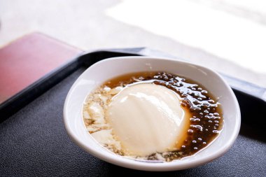 Popüler Tayvan gurme - Tatlı tapyoka inci topu (kabarcık) karışık fasulye lor tofu puding (douhua, dou hua) beyaz kase, yakın, yaşam tarzı