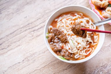 Sığır şehriye - parlak ahşap masada kase domates sosu suyu ile Tayvan ramen yemek, ünlü çin tarzı gıda, yakın, üst görünümü, kopya alanı