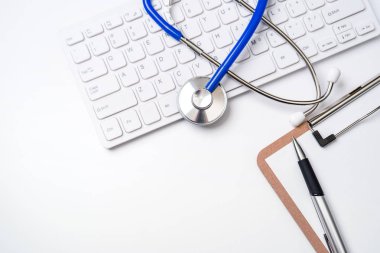 Tıbbi Kavram - Beyaz arka plan üzerinde bilgisayar klavyesi üzerinde Stetoskop. Hekim uzun süreli bakım tedavi konsepti. Üst görünüm, düz döşeme, kopyalama alanı