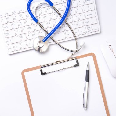Tıbbi Kavram - Beyaz arka plan üzerinde bilgisayar klavyesi üzerinde Stetoskop. Hekim uzun süreli bakım tedavi konsepti. Üst görünüm, düz döşeme, kopyalama alanı