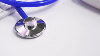 Medical Concept - Beyaz bilgisayar klavyesi üzerinde mavi stetoskop ile Doktor ofisi çalışma masası. Kamyon sağ, yakın çekim, makro çekim.