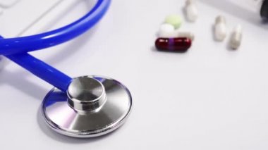 Medical Concept - Beyaz bilgisayar klavyesi üzerinde mavi stetoskop ile Doktor ofisi çalışma masası. Kamyon sağ, yakın çekim, makro çekim.