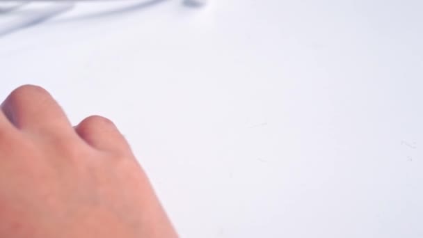 Medizinisches Konzept Arbeitstisch Der Arztpraxis Mit Blauem Stethoskop Auf Weißer — Stockvideo