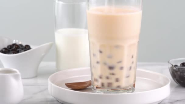 Agitant Tapioca Perle Bulle Thé Lait Dans Verre Boire Savoureux — Video