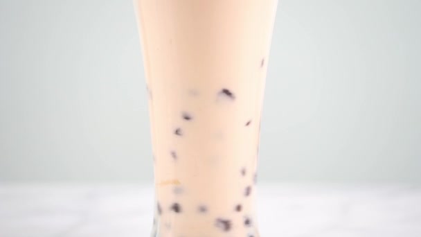 Медленное Движение Перемешивание Тапиоки Жемчужный Чай Пузырь Молока Питьевом Стакане — стоковое видео