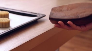 Pişirme den önce ev yapımı kanton ay kek - Kadın geleneksel festival için fırın tepsisinde şekillendirme kalıp ile şenlikli pasta yapma, yakın.