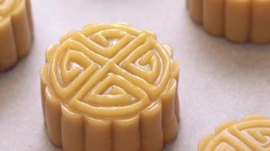 Geleneksel festival için pişirme önce fırın tepsisinde ev yapımı kanton ay kek pasta, yakın, yakınlaştırmak.