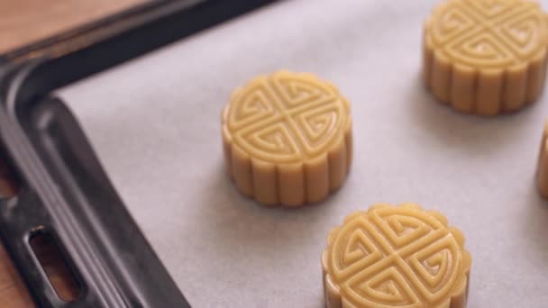 Hausgemachtes Kantonesisches Mondkuchengebäck Auf Backblech Vor Dem Backen Für Das — Stockvideo