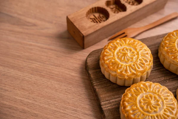 Yuvarlak şekilli ay kek Mooncake - Orta Sonbahar Festivali sırasında Çin tarzı geleneksel pasta / Ahşap arka plan ve tepsi üzerinde Ay Festivali, yakın