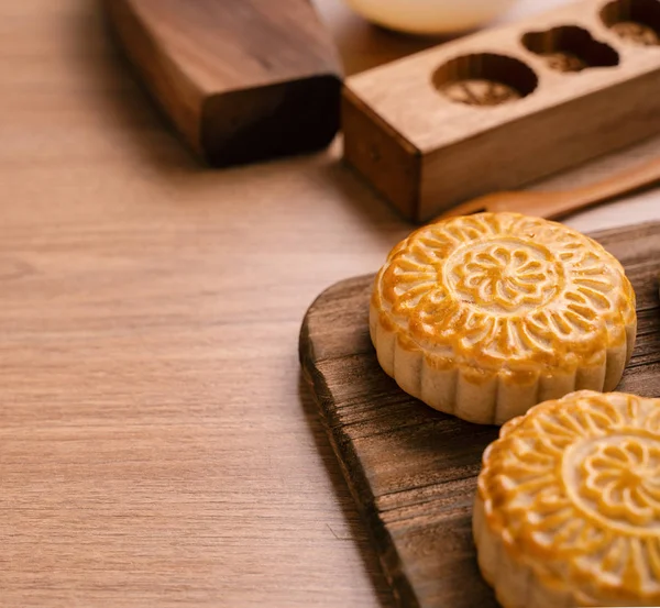 Yuvarlak şekilli ay kek Mooncake - Orta Sonbahar Festivali sırasında Çin tarzı geleneksel pasta / Ahşap arka plan ve tepsi üzerinde Ay Festivali, yakın