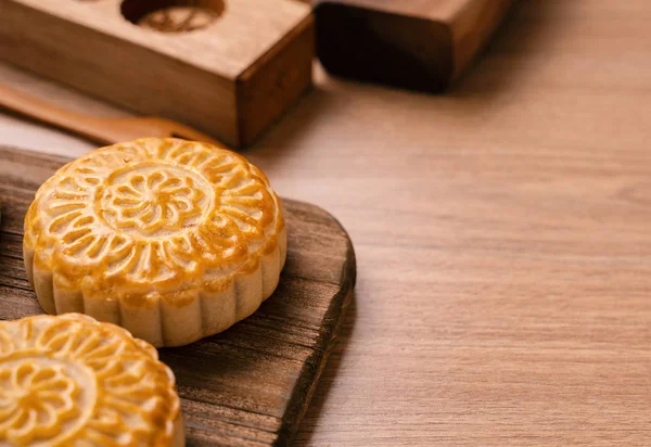 Yuvarlak şekilli ay kek Mooncake - Orta Sonbahar Festivali sırasında Çin tarzı geleneksel pasta / Ahşap arka plan ve tepsi üzerinde Ay Festivali, yakın