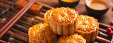 Ay kek Mooncake masa ayarı-ahşap arka planda çay bardağı ile Çin geleneksel pasta, sonbahar ortası festivali kavramı, üst görünüm, düz yatıyordu.