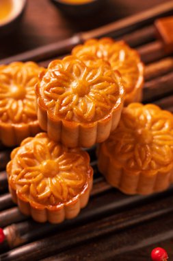 Ay kek Mooncake masa ayarı-ahşap arka planda çay bardağı ile Çin geleneksel pasta, sonbahar ortası festivali kavramı, üst görünüm, düz yatıyordu.