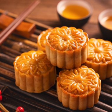Ay kek Mooncake masa ayarı-ahşap arka planda çay bardağı ile Çin geleneksel pasta, sonbahar ortası festivali kavramı, üst görünüm, düz yatıyordu.