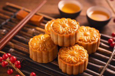 Ay kek Mooncake masa ayarı-ahşap arka planda çay bardağı ile Çin geleneksel pasta, sonbahar ortası festivali kavramı, üst görünüm, düz yatıyordu.