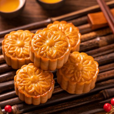 Ay kek Mooncake masa ayarı-ahşap arka planda çay bardağı ile Çin geleneksel pasta, sonbahar ortası festivali kavramı, üst görünüm, düz yatıyordu.