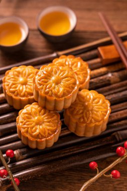 Ay kek Mooncake masa ayarı-ahşap arka planda çay bardağı ile Çin geleneksel pasta, sonbahar ortası festivali kavramı, üst görünüm, düz yatıyordu.
