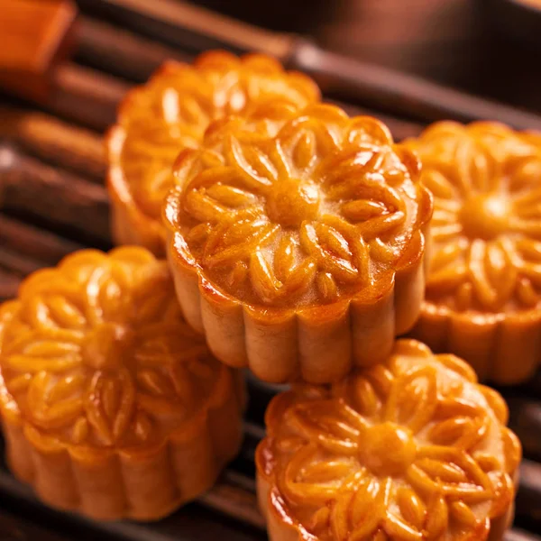 Ay kek Mooncake masa ayarı-ahşap arka planda çay bardağı ile Çin geleneksel pasta, sonbahar ortası festivali kavramı, üst görünüm, düz yatıyordu.