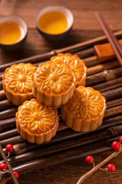 Ay kek Mooncake masa ayarı-ahşap arka planda çay bardağı ile Çin geleneksel pasta, sonbahar ortası festivali kavramı, üst görünüm, düz yatıyordu.