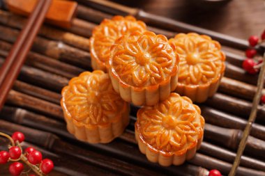 Ay kek Mooncake masa ayarı-ahşap arka planda çay bardağı ile Çin geleneksel pasta, sonbahar ortası festivali kavramı, üst görünüm, düz yatıyordu.